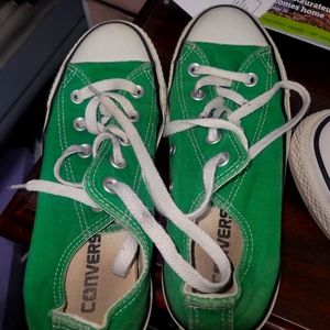 Converse women's size 6 men's size 4